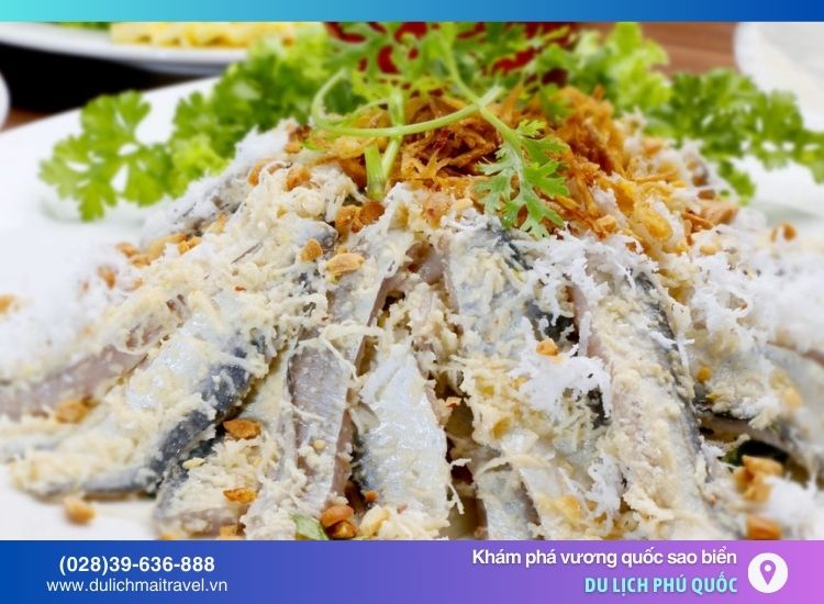 Gỏi cá trích là một trong những món đặc sản Phú Quốc không thể bỏ qua.