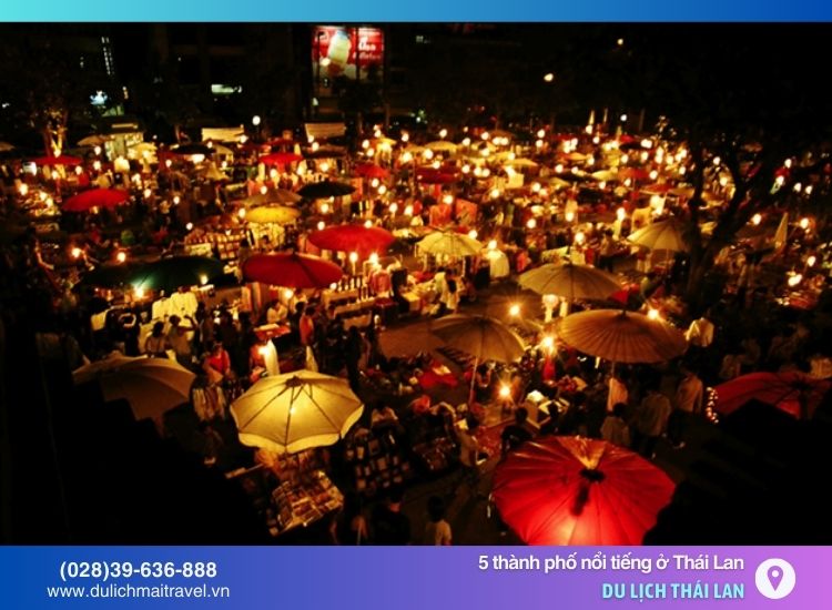 Không khí nhộn nhịp, sôi động cùng với những món ăn đặc sắc tạo nên trải nghiệm không thể quên