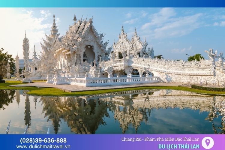 Chùa Trắng Wat Rong Khun nổi bật với màu trắng tinh khiết và kiến trúc độc đáo