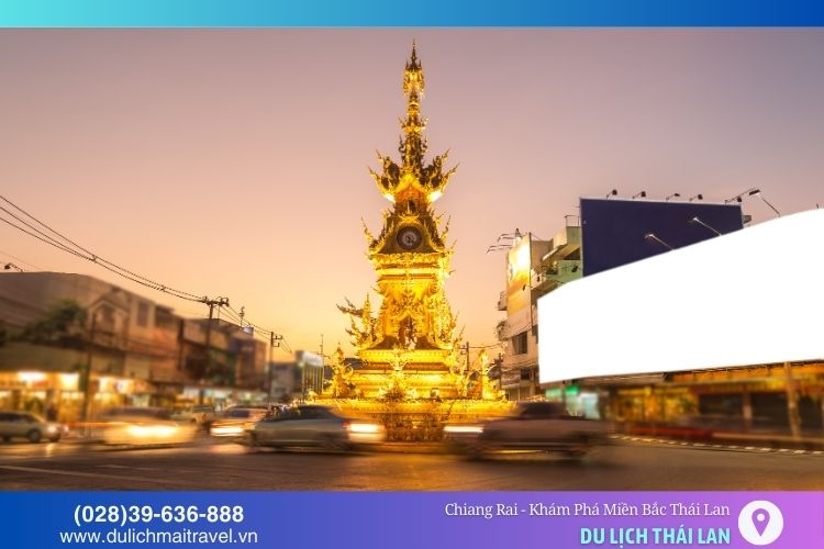 Tháp Đồng Hồ Vàng Chiang Rai nổi bật với màu vàng lấp lánh và âm nhạc độc đáo
