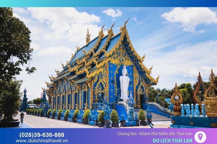Chùa Xanh Wat Rong Suea Ten gây ấn tượng mạnh mẽ với màu xanh đậm