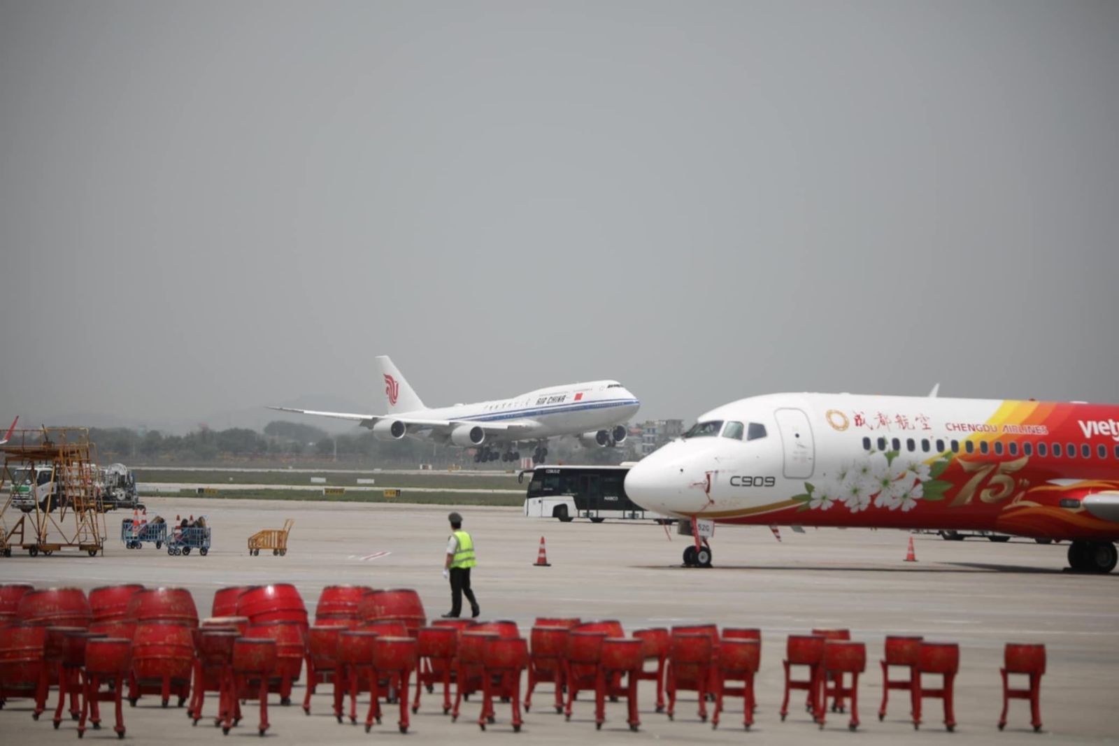 Chiếc C909 tại sân bay Nội Bài với màu sắc, logo của Vietjet.