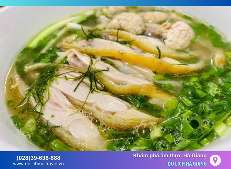 Phở gà Tráng Kìm Hà Giang: Sợi phở mềm, nước dùng đậm đà, hương vị thơm ngon