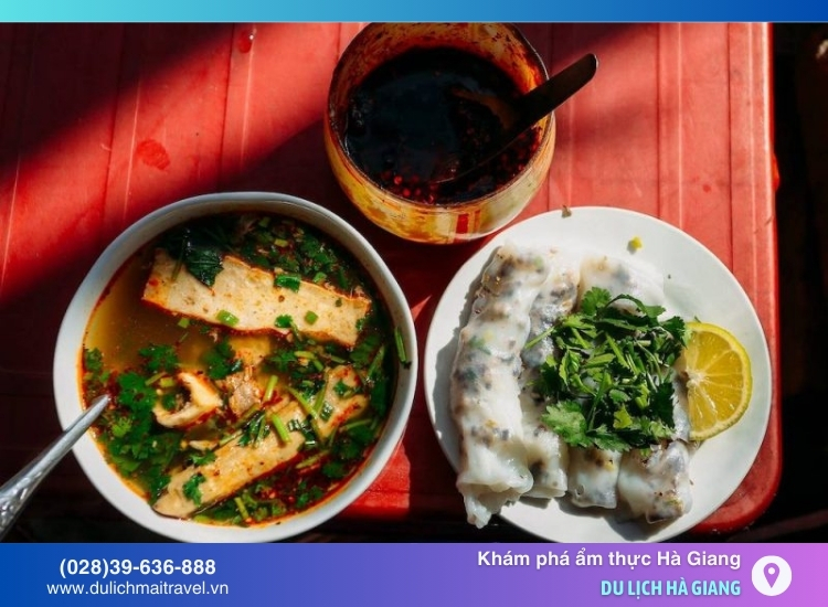 Bánh cuốn trứng là món ăn vặt thú vị, dễ ăn và rất phổ biến tại Hà Giang