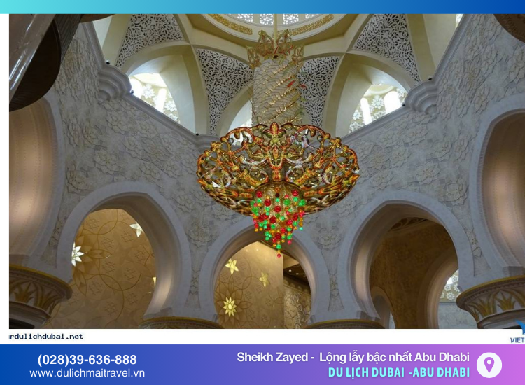 đèn chùm pha lê Swarovski lấp lánh, là điểm nhấn nghệ thuật tại thánh đường Sheikh Zayed