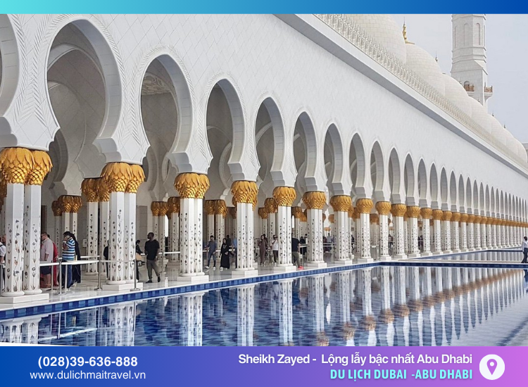 Ánh sáng xung quanh Sheikh Zayed, tạo nên hiệu ứng ấn tượng mỗi đêm