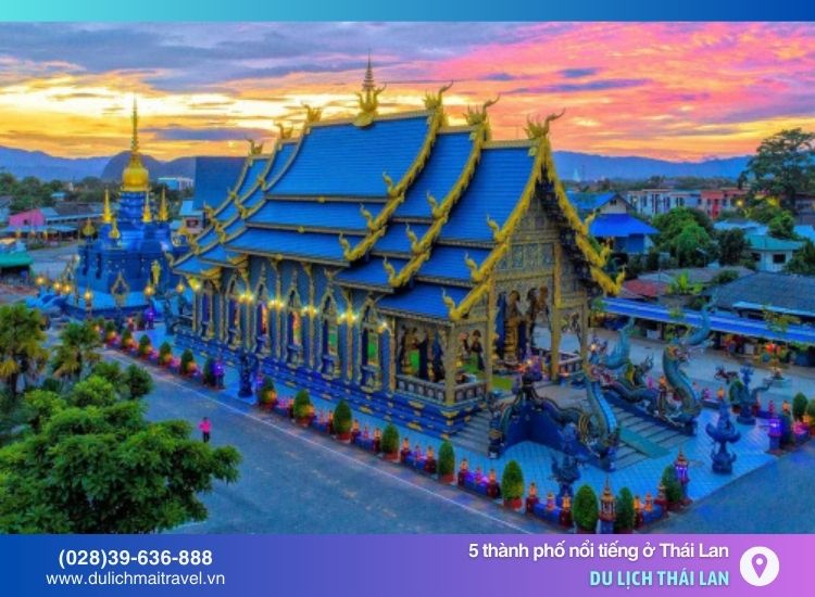 Đền Xanh Wat Rong Suea Ten phong cách hiện đại, họa tiết tinh xảo và ấn tượng, tạo nên không gian thần bí, huyền ảo