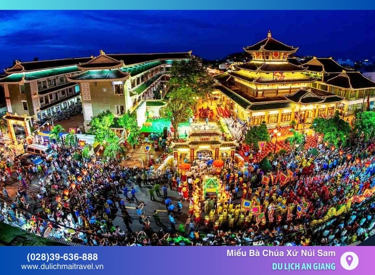 Miếu Bà Chúa Xứ thu hút du khách nhất vào lễ hội Vía Bà và Tết Nguyên Đán