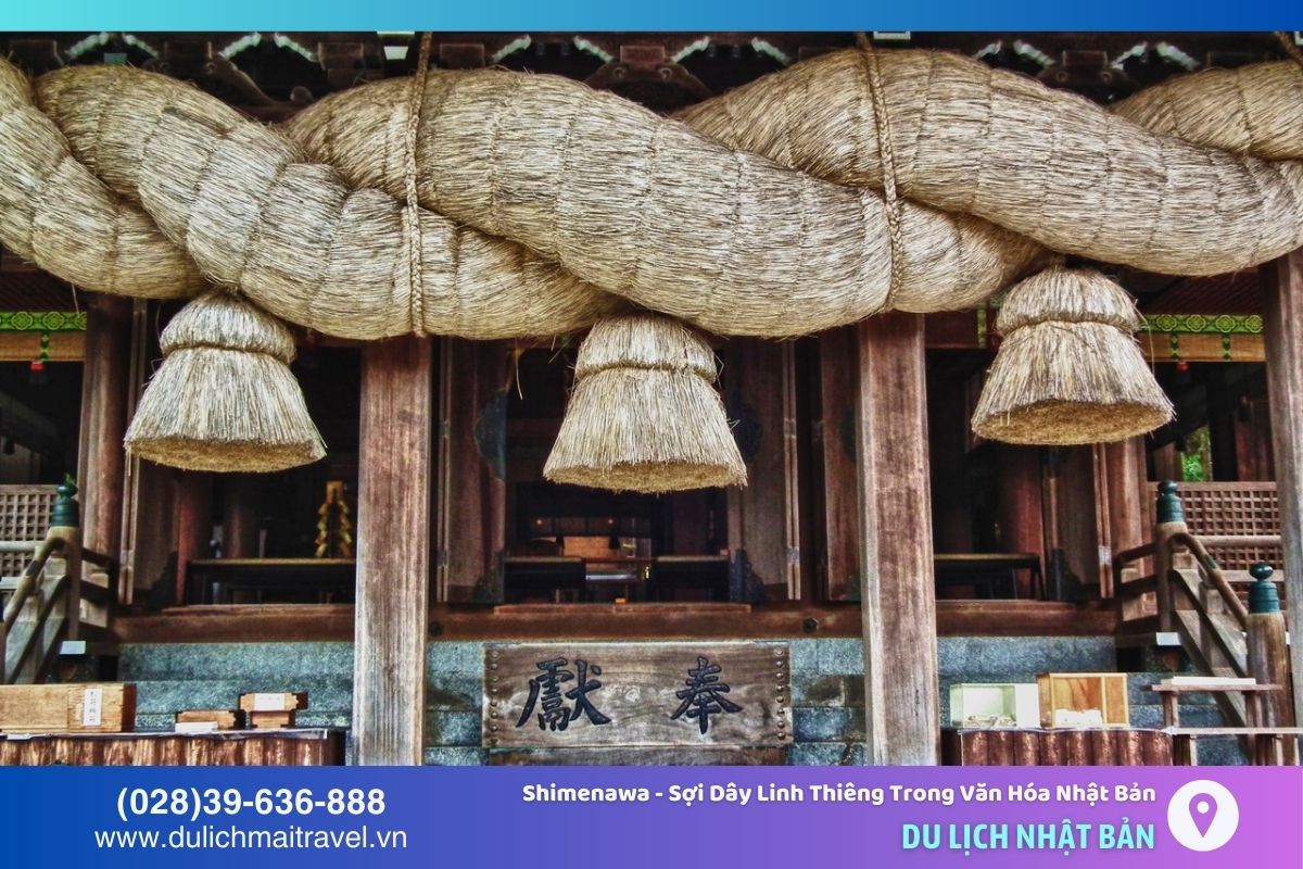 Shimenawa thường được làm từ rơm hoặc dây thừng và được bện lại một cách tỉ mỉ