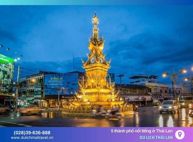 Tháp đồng hồ vàng nổi bật với kiến trúc lộng lẫy và sắc vàng rực rỡ