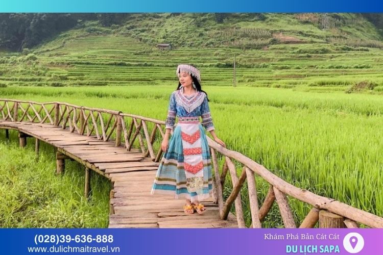Ngoài vé tham quan, du khách có thể thuê trang phục dân tộc để chụp ảnh