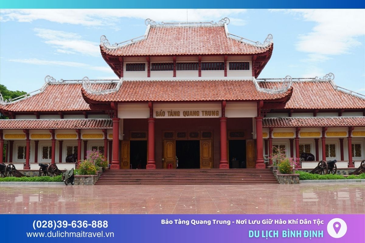 Bảo Tàng Quang Trung hòa quyện các yếu tố văn hóa dân gian như mái ngói đỏ và họa tiết gỗ chạm khắc tinh xảo