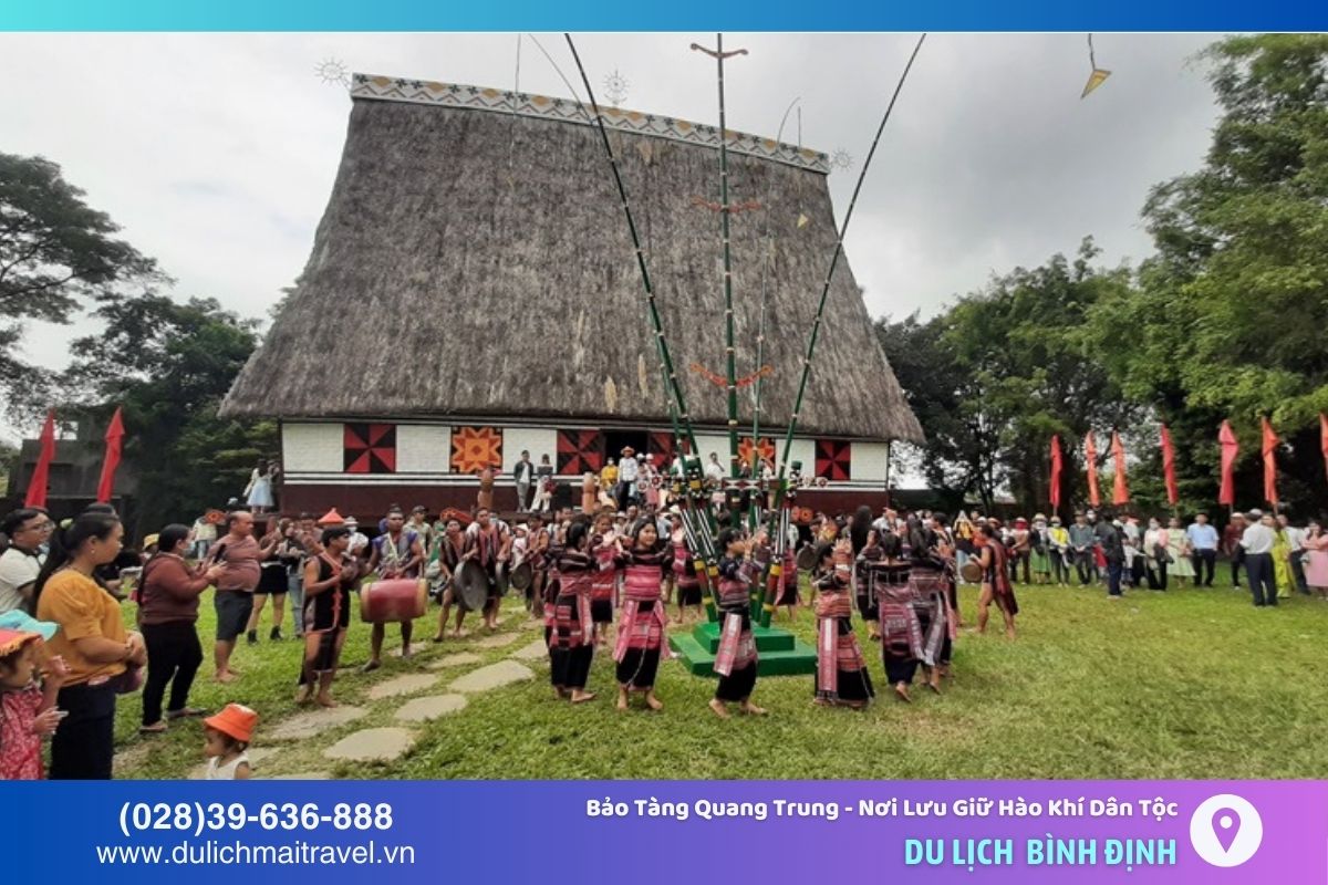 Du khách có thể thưởng thức múa cồng chiêng tại nhà Rông trong khuôn viên của Bảo Tàng Quang Trung