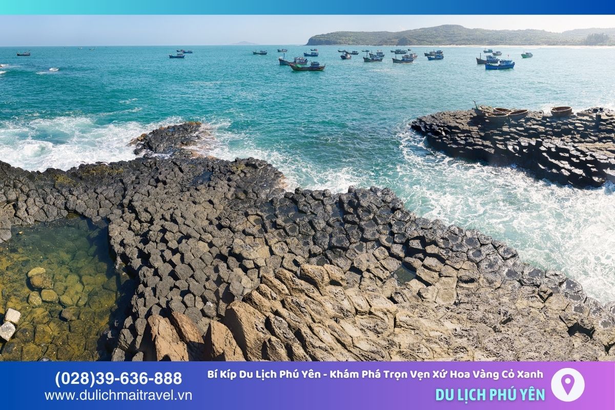 Gành Đá Đĩa nổi bật với những tảng đá lăng trụ kỳ diệu
