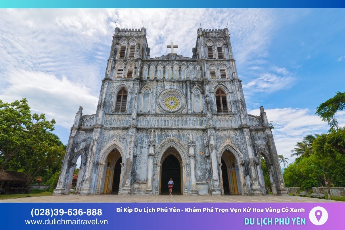 Nhà thờ Mằng Lăng nổi tiếng với kiến trúc Gothic, là nơi lưu giữ quyển sách quốc ngữ đầu tiên