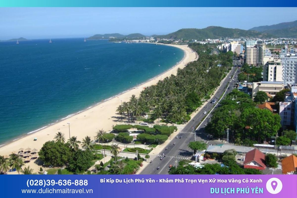 Biển Tuy Hòa nằm ngay trung tâm thành phố mang vẻ đẹp yên bình với bãi cát dài