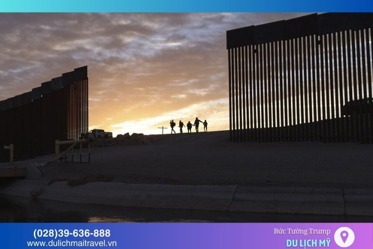 Những người phản đối cho rằng Bức Tường Trump là một biểu tượng cho sự phân biệt và thiếu nhân đạo đối với người nhập cư