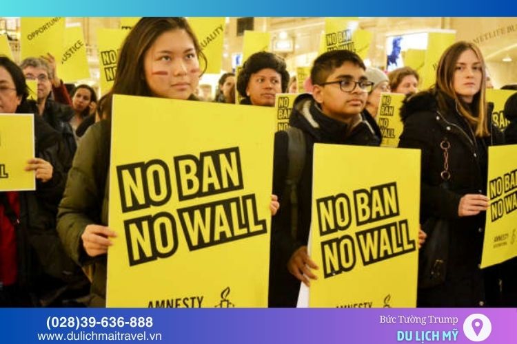 Cộng đồng phản đối bức tường Trump qua biểu tình, khẩu hiệu "No Ban No Wall" và nghệ thuật đường phố