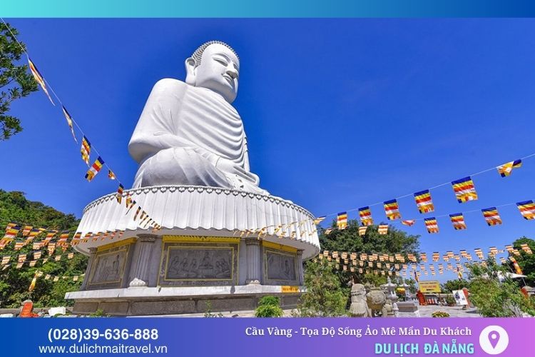Chùa Linh Ứng nổi bật với tượng Phật cao lớn trong không gian thanh tịnh, uy nghi