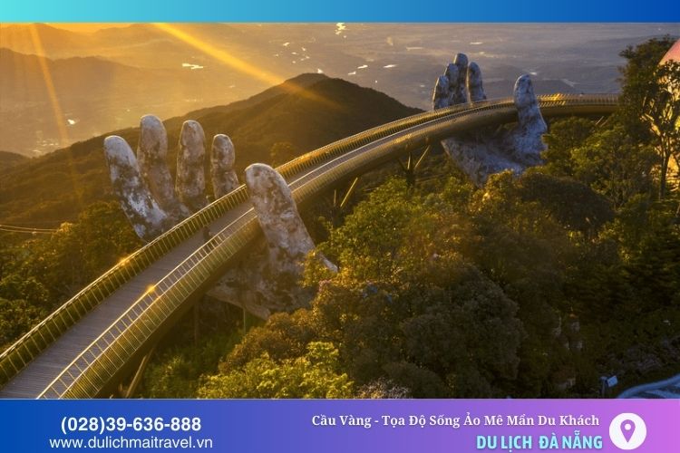 Nắng chiếu rọi lên Cầu Vàng trong ánh hoàng hôn
