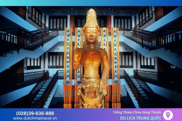 Gian thờ Phật Bà Quan Âm với pho tượng tỏa sáng thu hút du khách cầu bình an