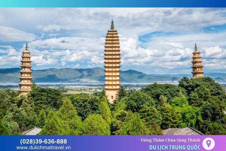 Tam Tháp nổi bật giữa khuôn viên rộng lớn của Sùng Thánh Tự