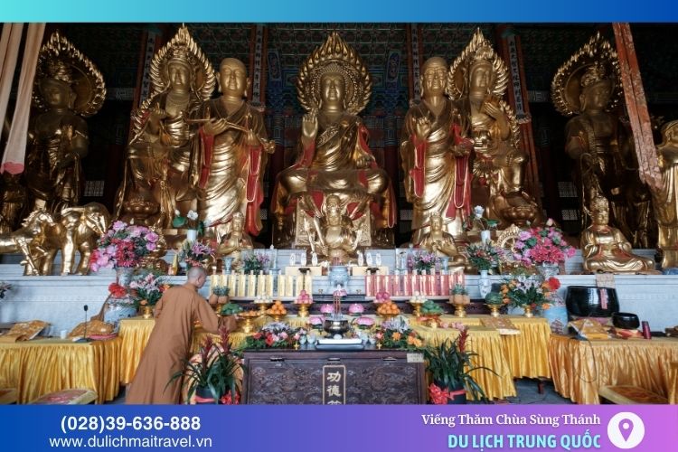Pho tượng Phật Thích Ca cùng hai đệ tử Anan và Ca Diếp được thờ tại Đại Hùng Bảo Điện