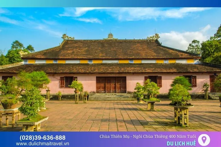 Điện Đại Hùng thờ Phật Di Lặc, tượng trưng cho niềm vui, hạnh phúc và bao dung