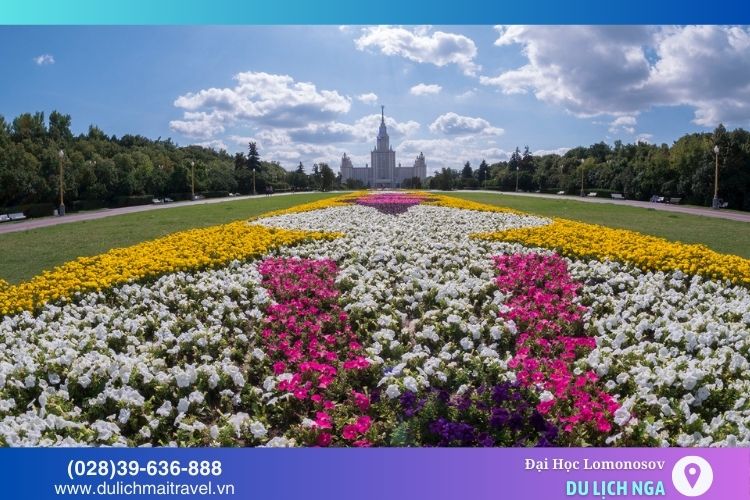 Khuôn viên trường sở hữu không gian xanh rộng lớn với nhiều công viên tươi mát