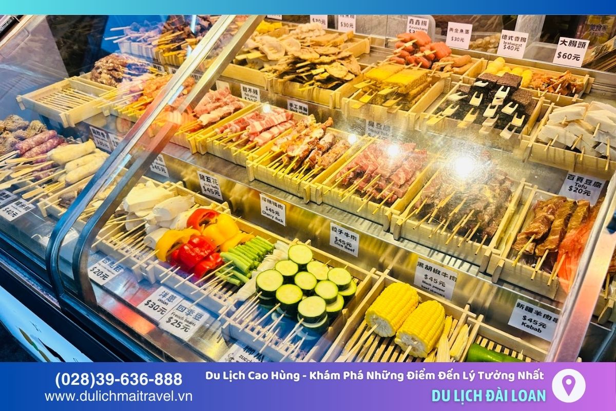 Chợ Đêm Ruifeng nổi bật với nhiều món ăn vặt Đài Loan cùng không gian nhộn nhịp, sống động