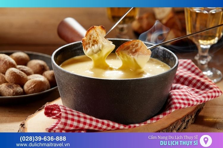 Lẩu phô mai Thụy Sĩ kết hợp phô mai, rượu vang, bột ngô, tỏi, ăn kèm bánh mì