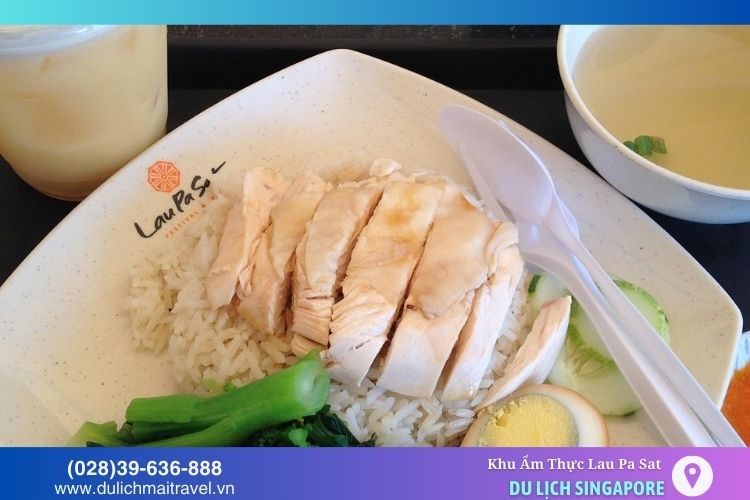 Cơm gà Hải Nam tại Lau Pa Sat gồm gà luộc mềm, cơm nấu từ nước luộc gà, nước chấm cay nhẹ