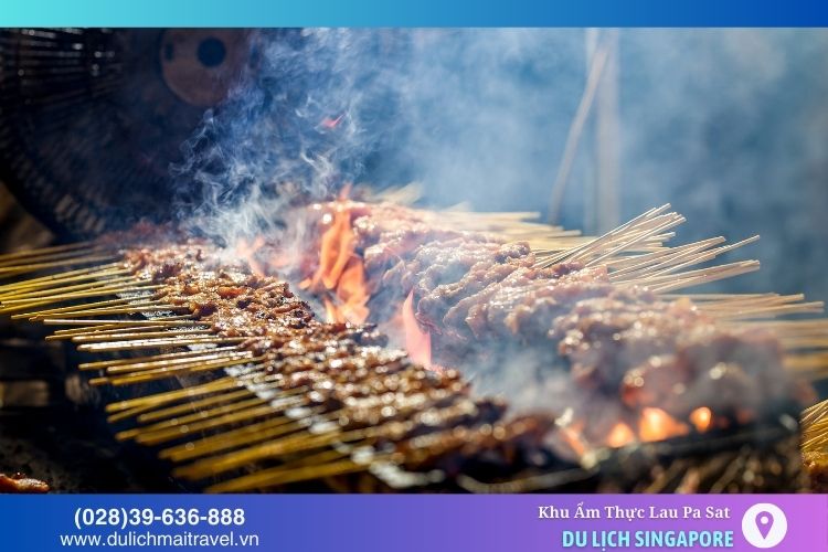 Satay - xiên thịt nướng đậm đà là món ăn nổi bật tại Lau Pa Sat, đặc biệt là vào buổi tối