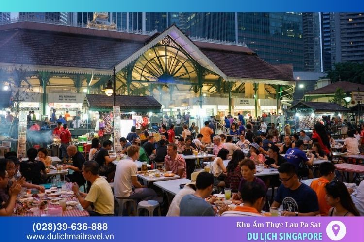 Vào mỗi buổi tối, khu vực bán các món nướng ngoài trời ở Lau Pa Sat sẽ sôi động hơn bao giờ hết