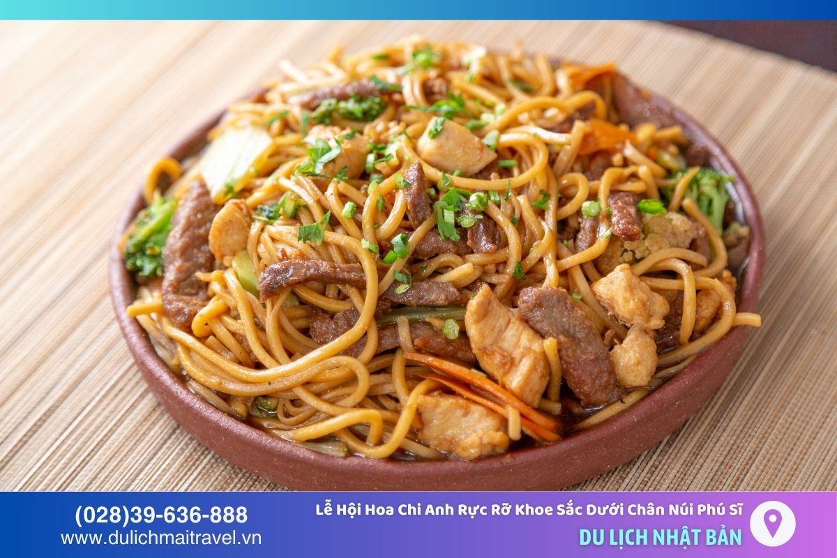 Yakisoba là món mì xào thịt, hải sản, rau củ kết hợp với nước sốt đặc biệt mang đến hương vị đậm đà