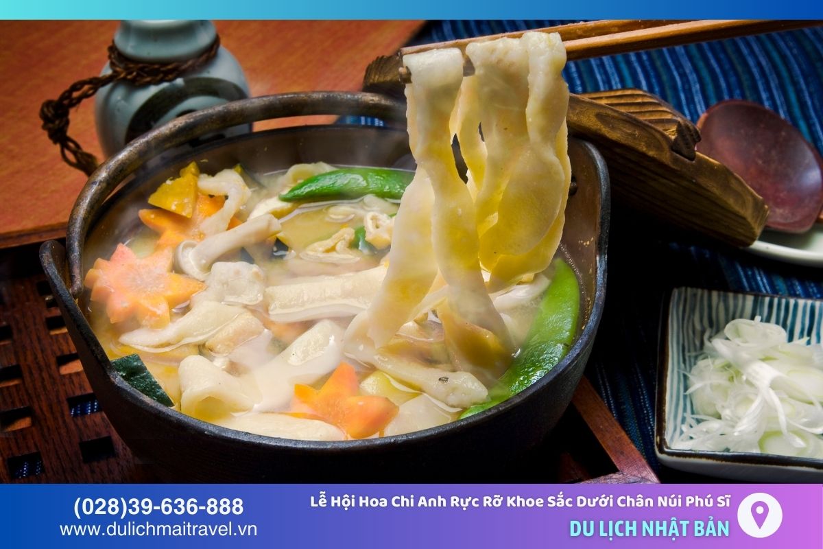 Hoto được làm từ những sợi mì to kết hợp với nước dùng miso đậm đà