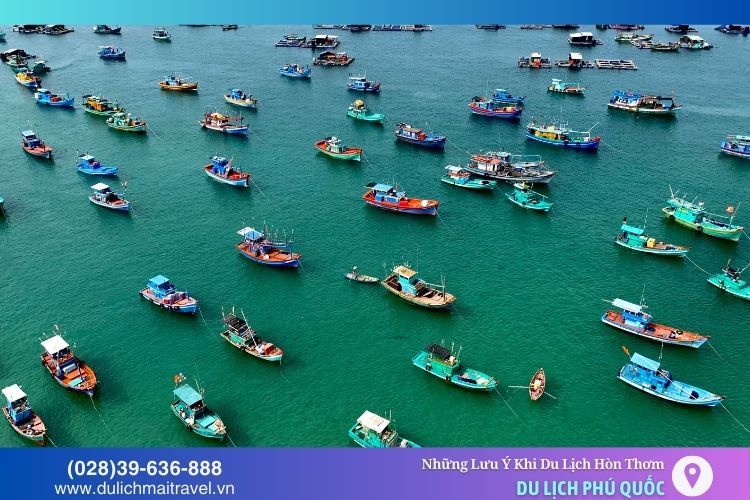Đi tàu từ bến An Thới là cách phổ biến để du khách đến với Hòn Thơm