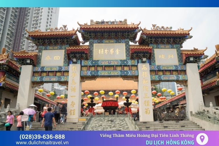 Lối vào Miếu Hoàng Đại Tiên được trang trí bởi một cổng chào lớn với mái ngói đỏ mang ý nghĩa đem lại may mắn