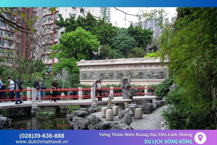 Bức tường Cửu Long miếu Hoàng Đại Tiên có chín con rồng chạm khắc, tượng trưng cho sức mạnh và thịnh vượng