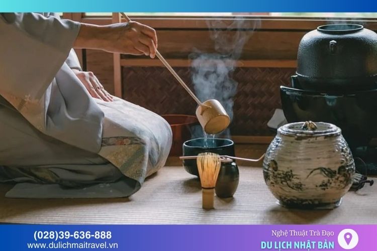 Trà đạo Nhật Bản (chanoyu) là một nghệ thuật biểu diễn, tập trung vào phương thức chuẩn bị và pha chế trà