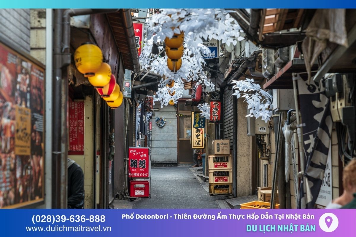 Hozenji Yokocho mang đậm văn hóa truyền thống Nhật Bản với những ngôi nhà gỗ cổ kính và các quán ăn nhỏ xinh xắn