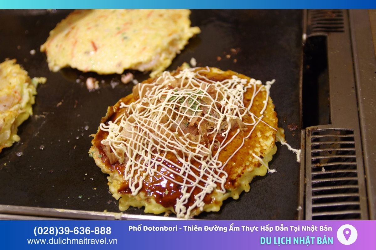 Okonomiyaki: Bánh xèo Nhật Bản với bột, rau, thịt, hải sản