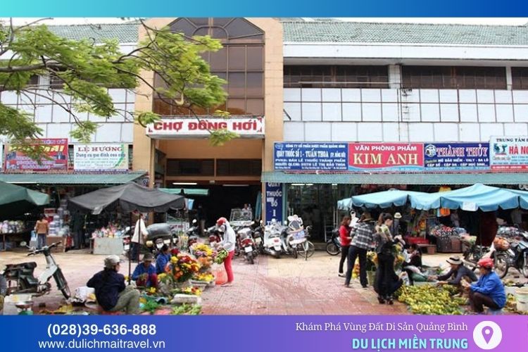 Chợ Đồng Hới là nơi để du khách mua sắm quà lưu niệm và thưởng thức các món ăn truyền thống của Quảng Bình