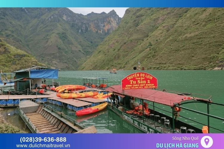 Du khách có thể đi thuyền trên Sông Nho Quế từ bến Xín Cái, Pải Lủng gần Đồng Văn