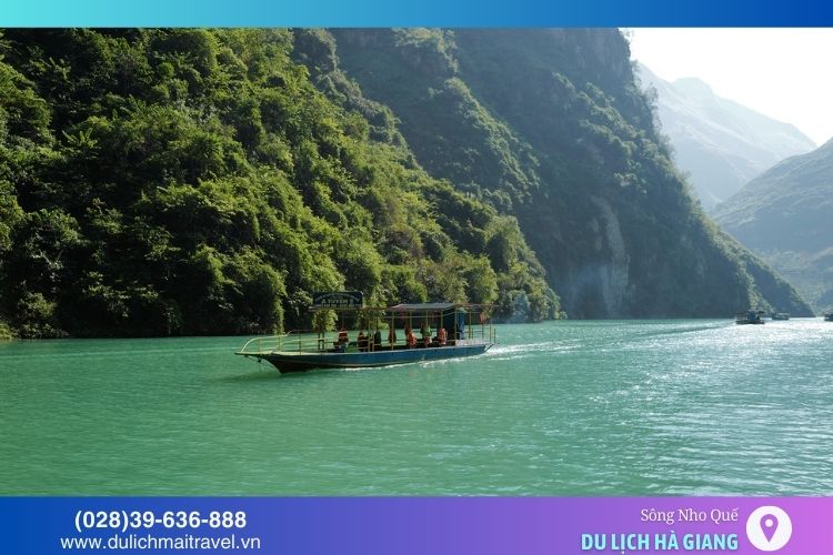 Lướt trên nước trong xanh và ngắm cảnh thiên nhiên hùng vĩ