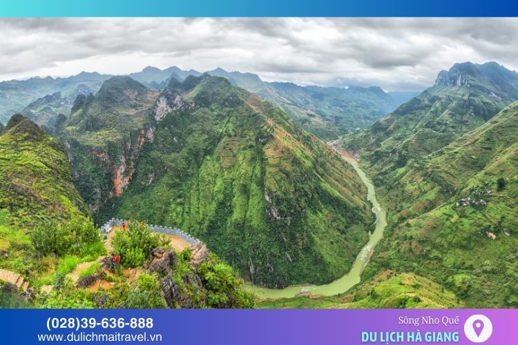 Sông Nho Quế mang vẻ đẹp huyền bí, uốn lượn quanh các dãy núi