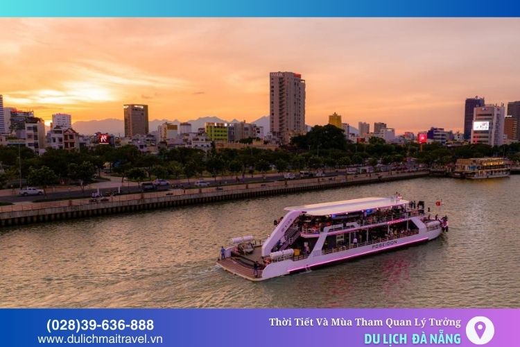 Tham gia tour du thuyền ngắm hoàng hôn cũng là một trải nghiệm thú vị