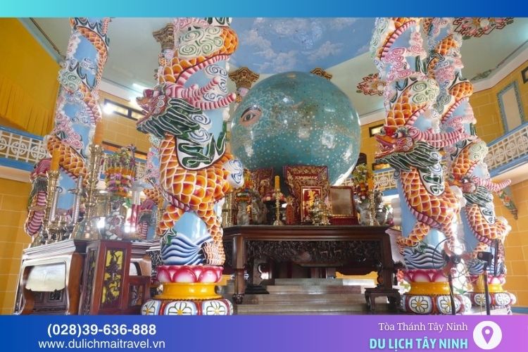 Các cột trụ Tòa Thánh được chạm khắc tinh xảo