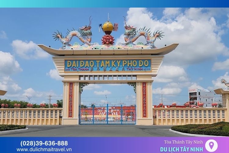 Cổng Tòa Thánh Tây Ninh chạm khắc long, lân, quy, phụng - biểu tượng linh thiêng của đạo Cao Đài.