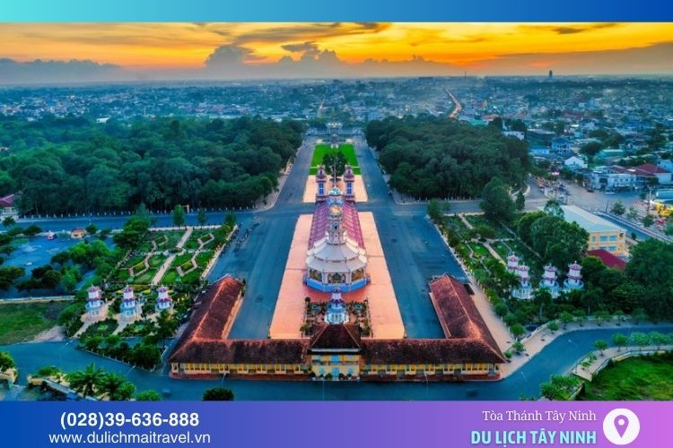 Tòa Thánh Tây Ninh có khuôn viên rộng lớn, kết hợp kiến trúc Đông Âu và Tây Âu độc đáo